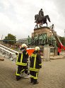 2 Denkmalkletterer hielten Feuerwehr und Polizei in Trapp Koeln Heumarkt P023